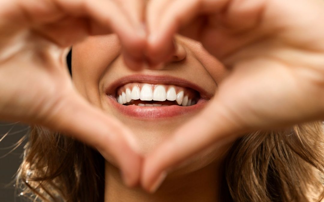 Come prevenire l’accumulo di tartaro ai denti: i consigli per un sorriso perfetto